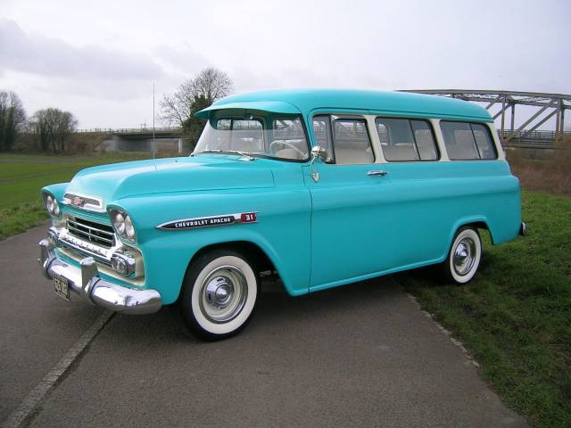 Chevrolet Suburban 3.9 Apache Estate Petrol Blue/white